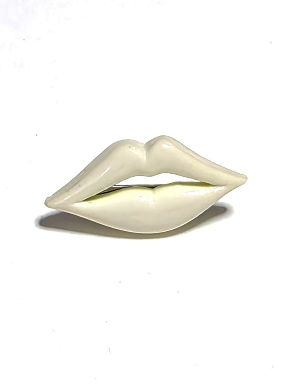 Vintage Taiwan lip pin brooch